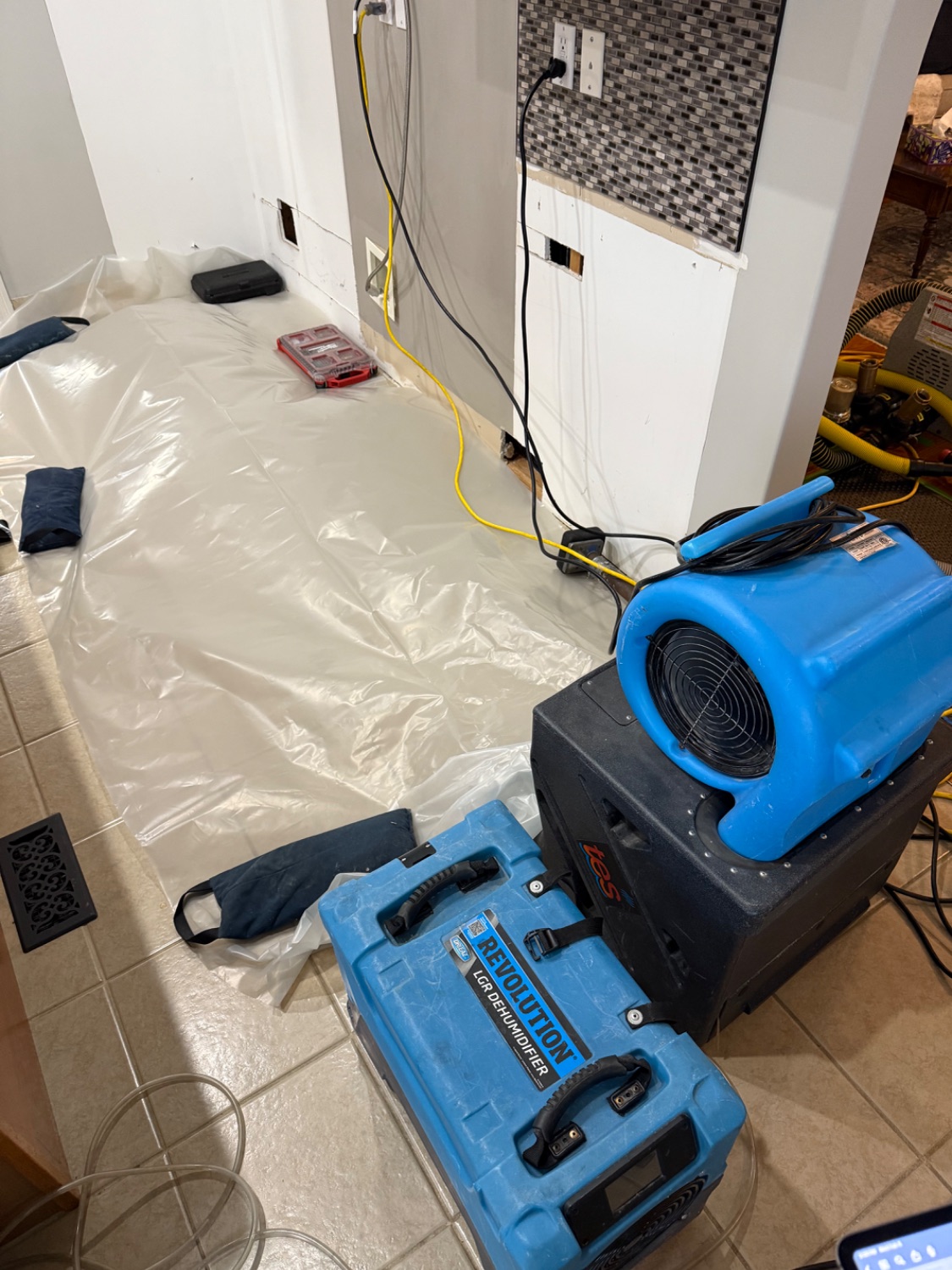 Containment with plastic sheeting, an air mover and an LGR dehumidifier
